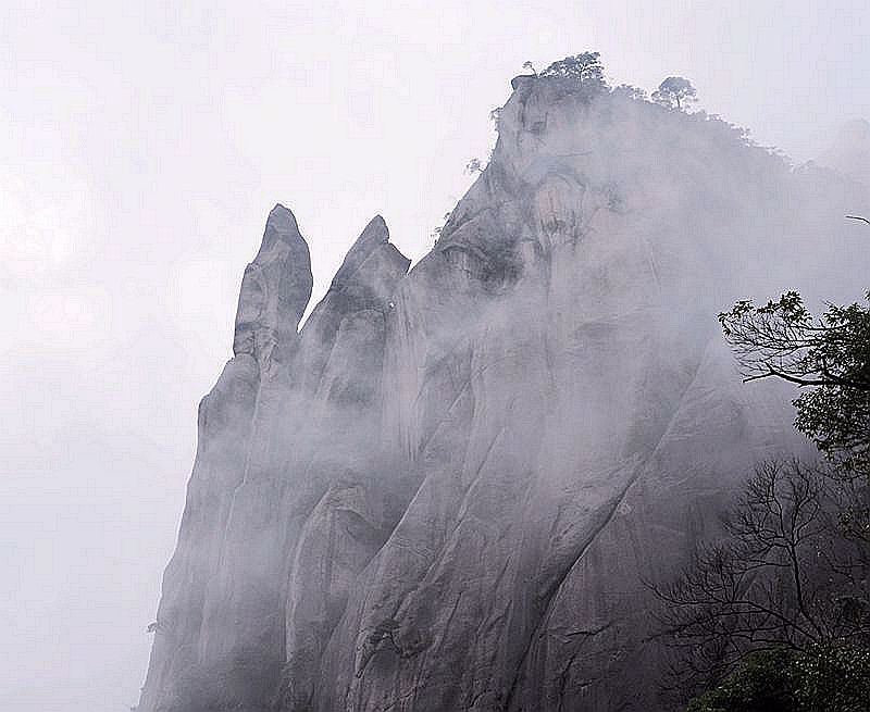 雾绕山峰