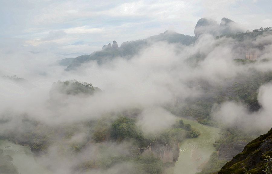 雾绕武夷山水