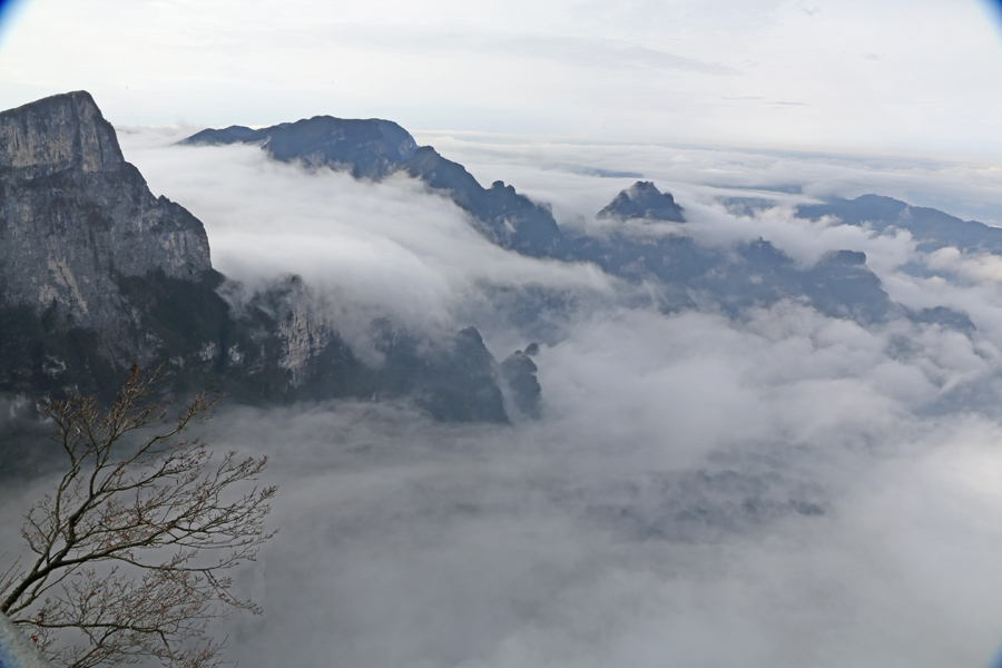 云潮涌动
