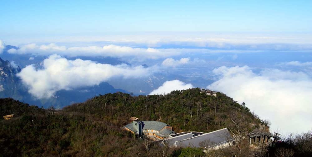 远眺仙山云海
