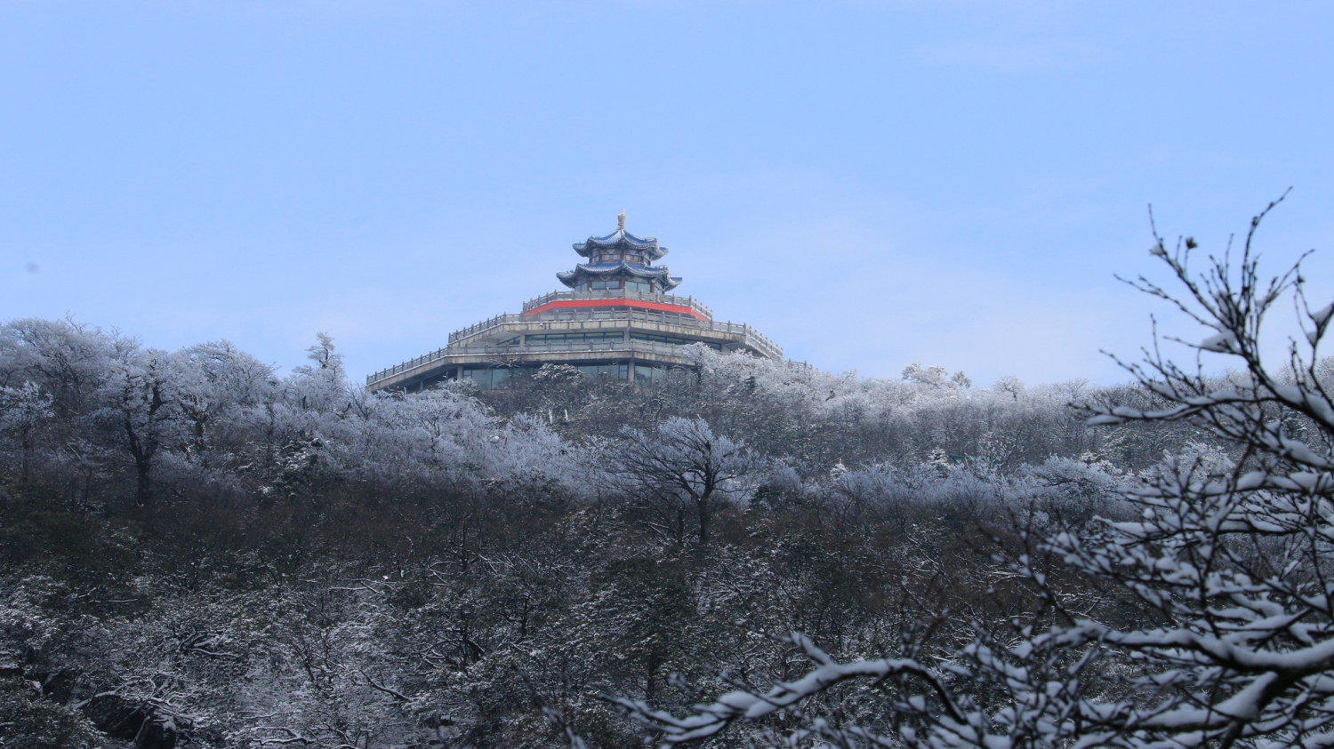雪景中的云梦仙顶