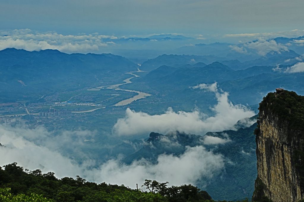 雾照山城