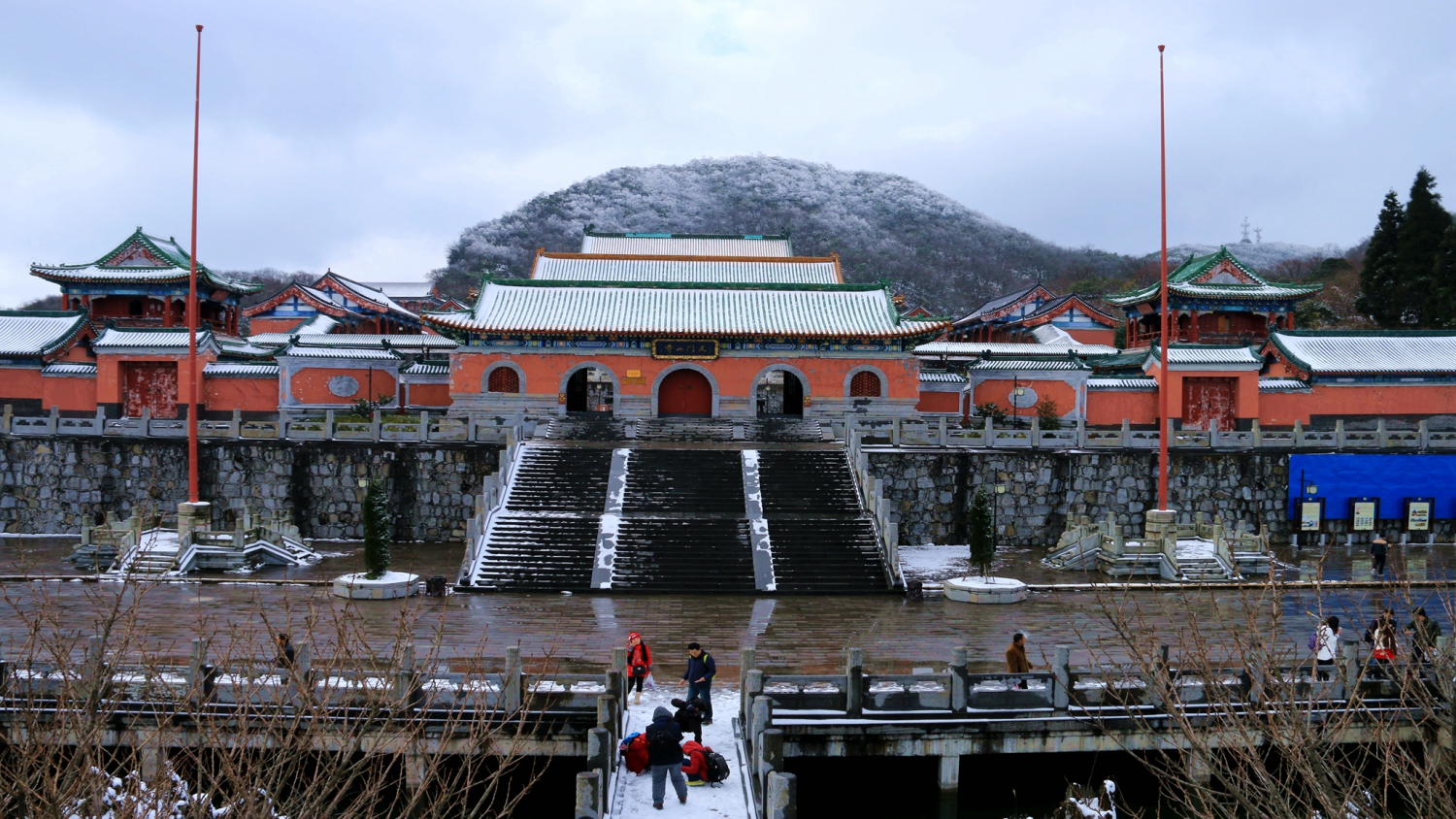 初冬雪景中的天门山寺