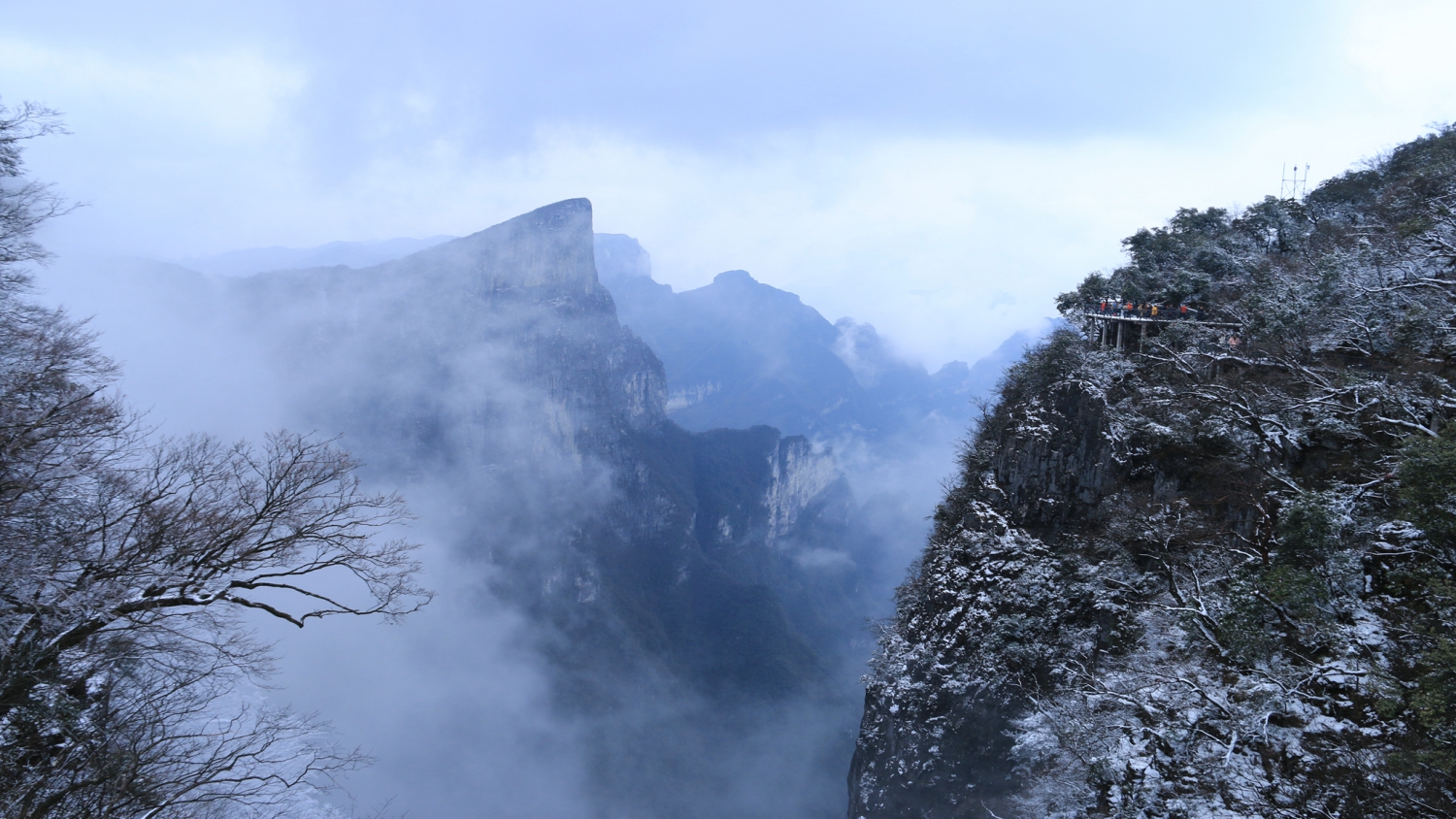 初冬来到天门山上观雪景