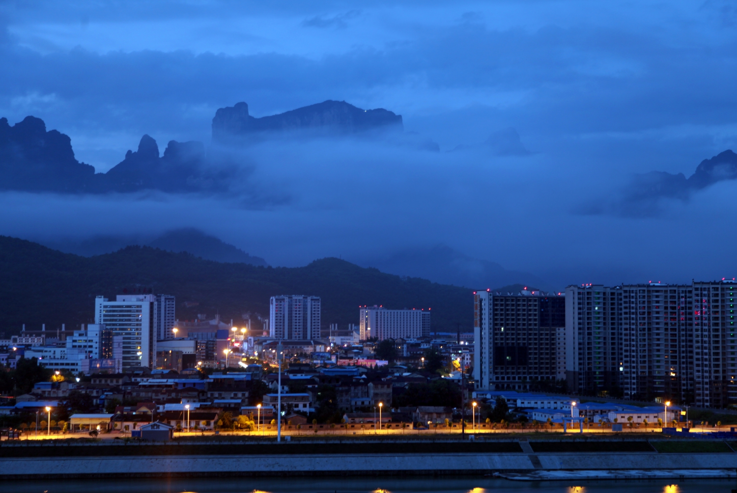 天门夜景