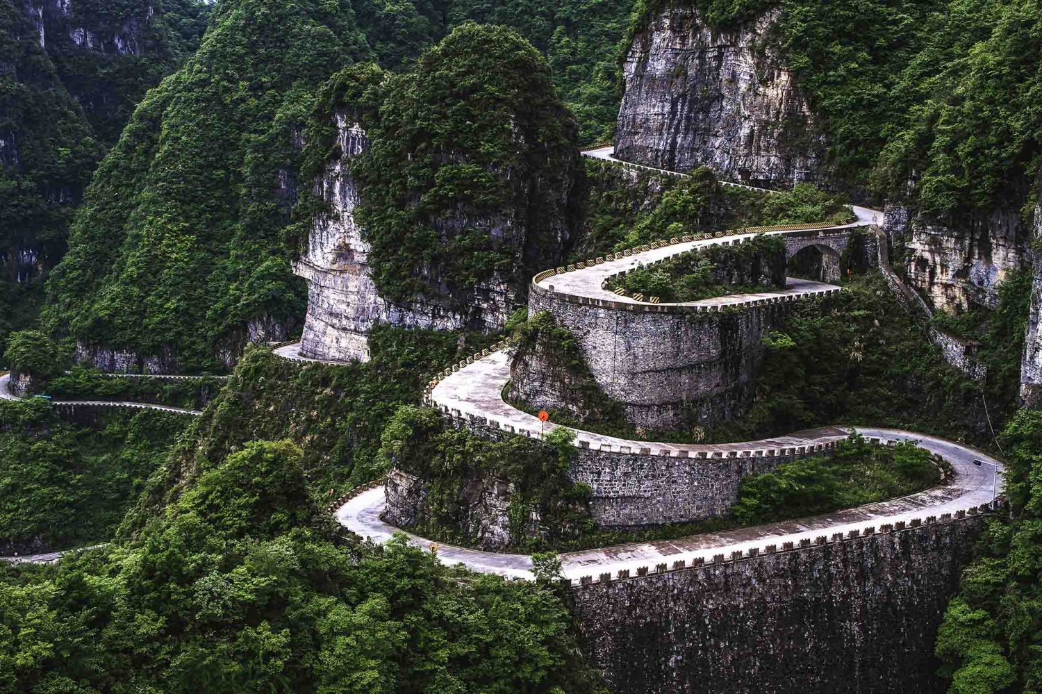 山道弯弯