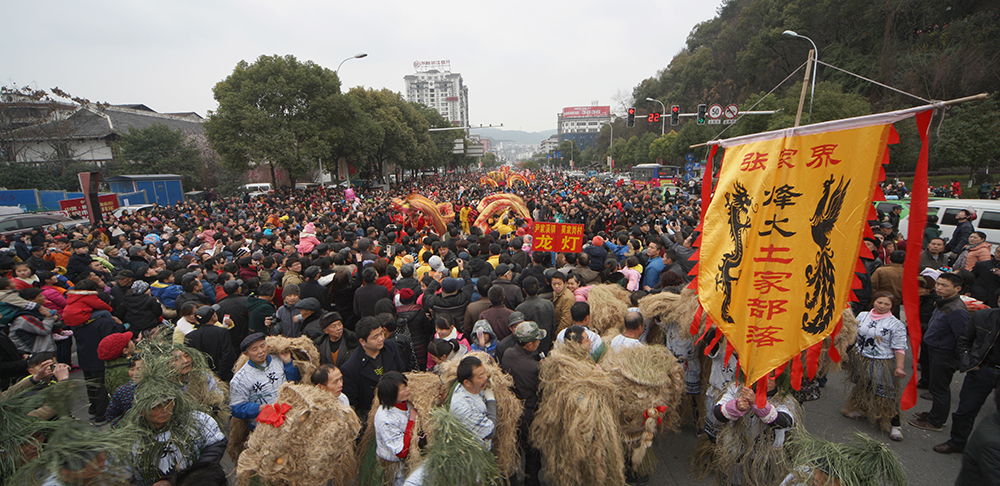 马路上的狂欢