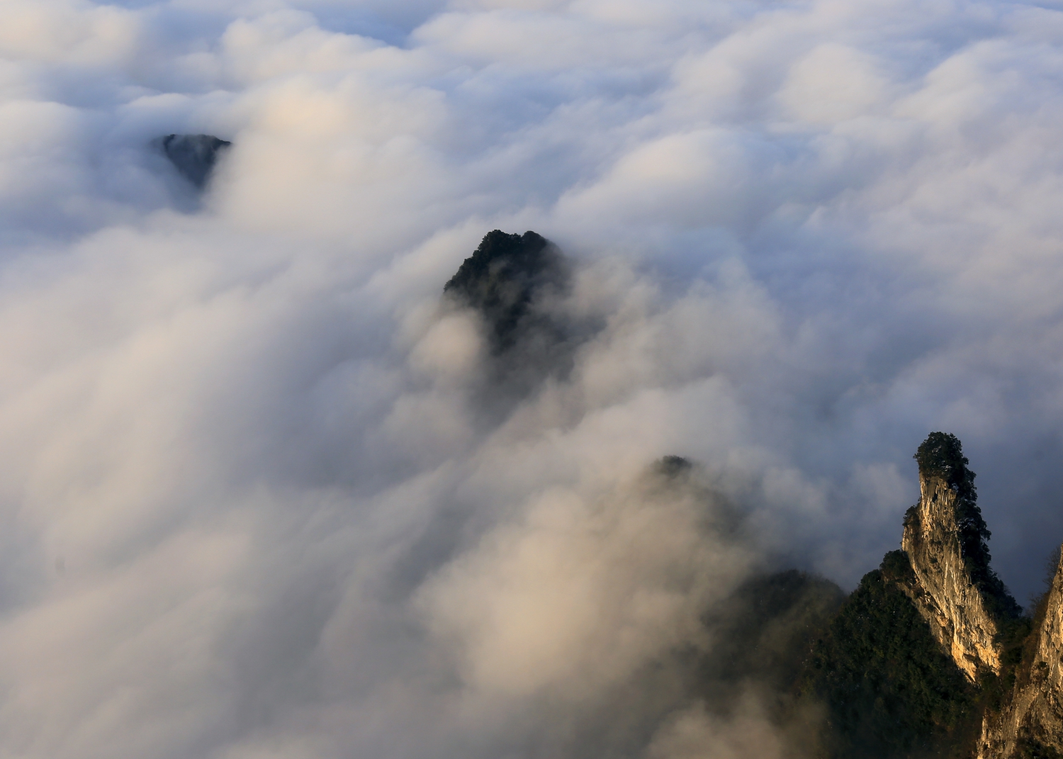 祥云拂山峰