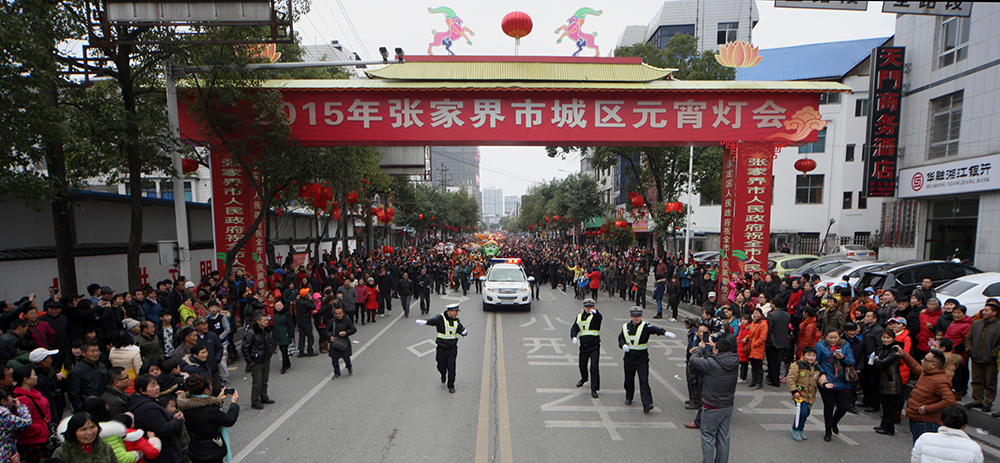 马路上的狂欢