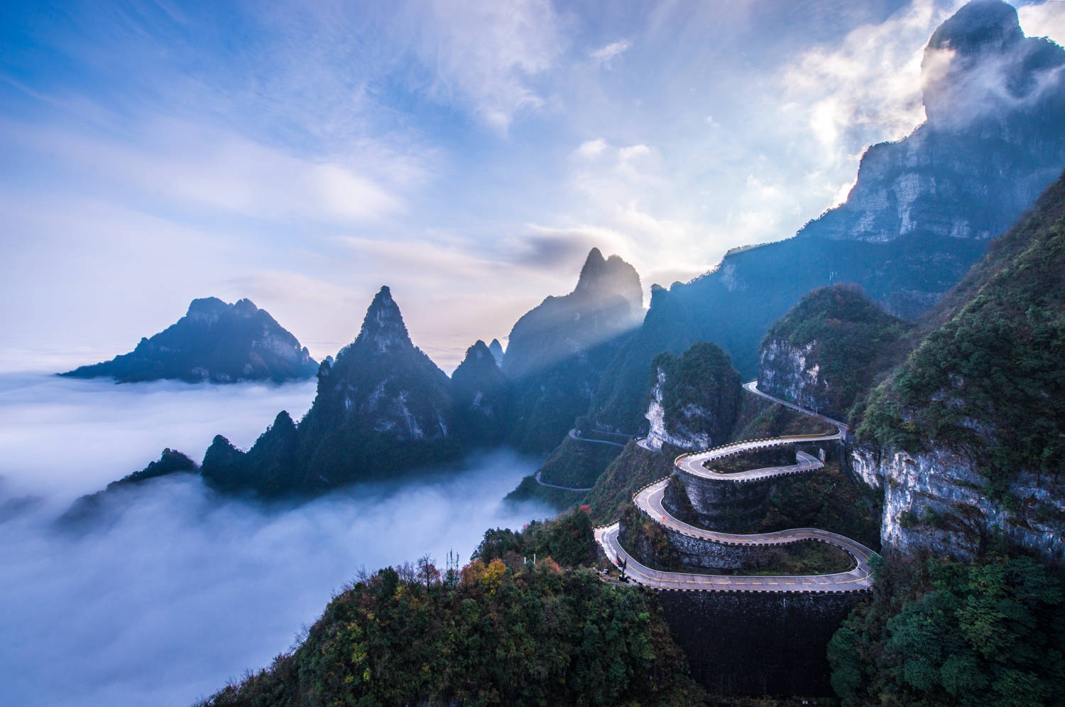 云涌天门路
