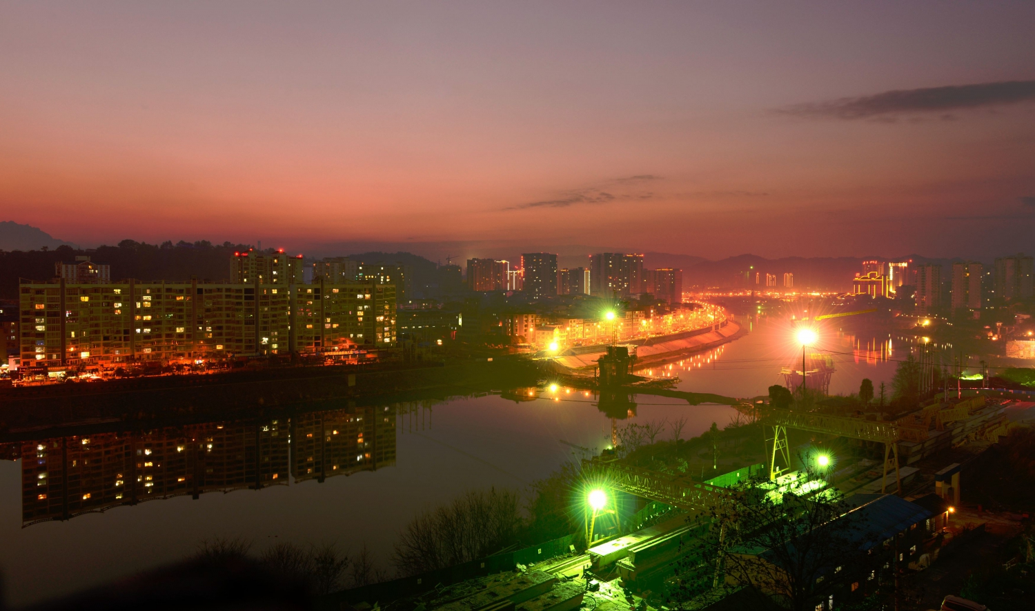 夕阳下的建设工地