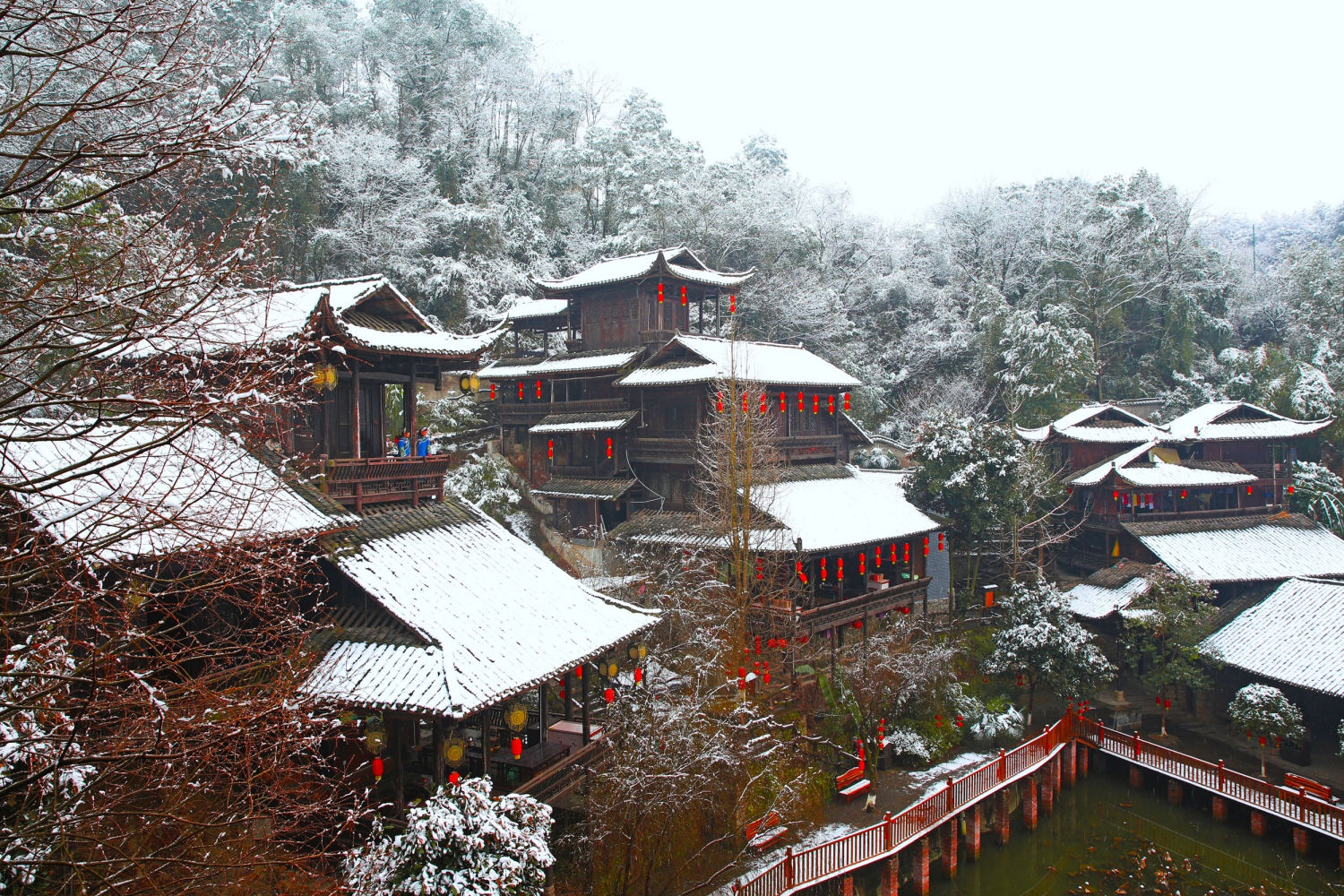 雪映之下的吊脚楼