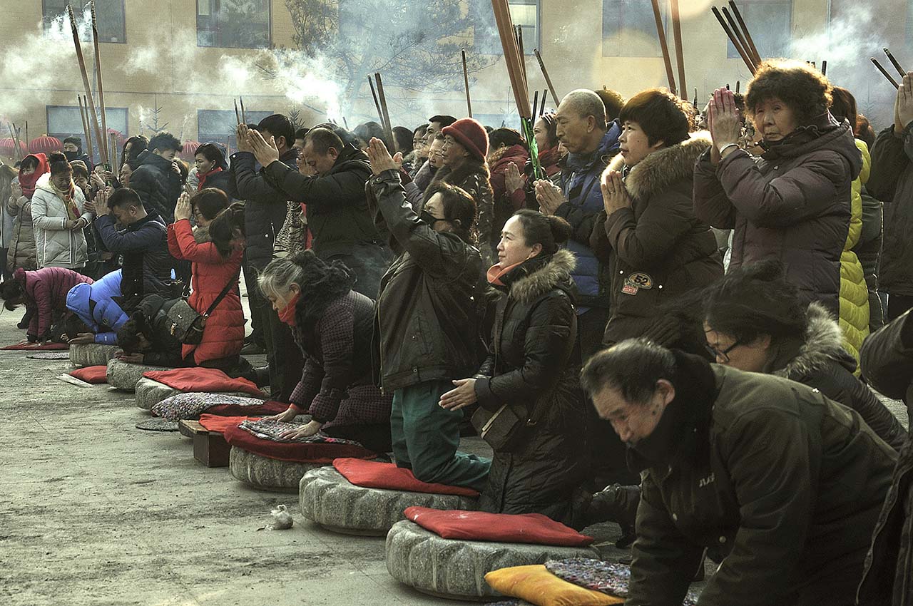 大年初一祈福的人们