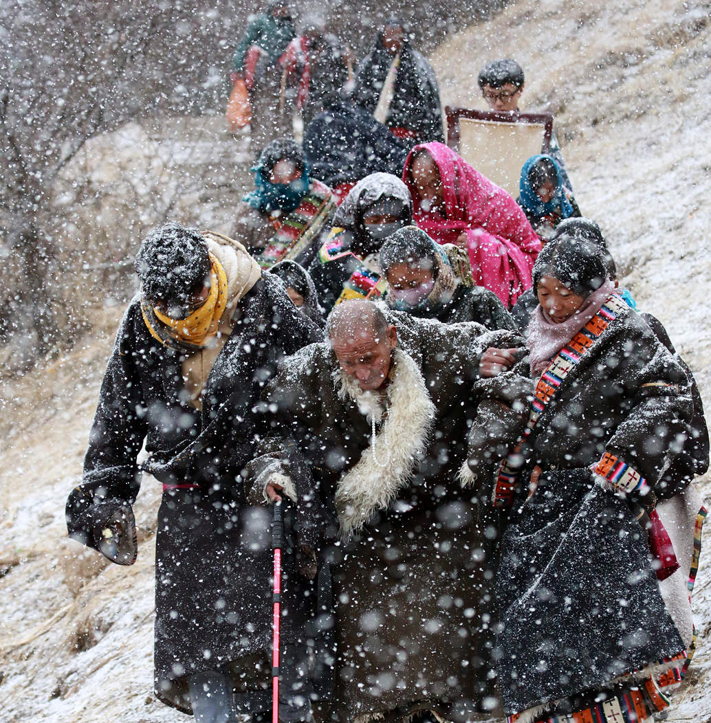 风雪中转山的藏民