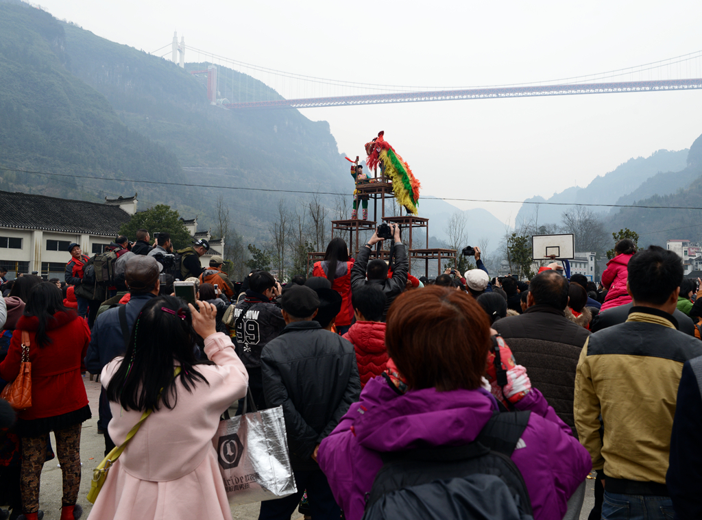 矮寨大桥下的节日