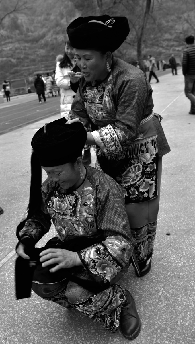 苗家姐妹梳妆忙