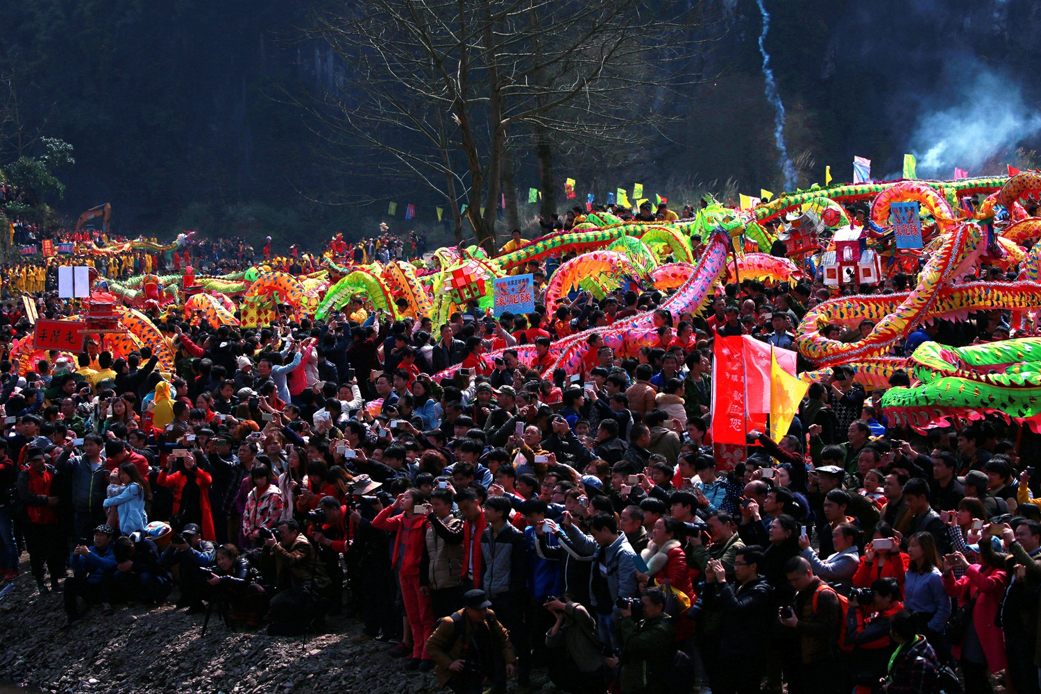 "人群“和”龙群“