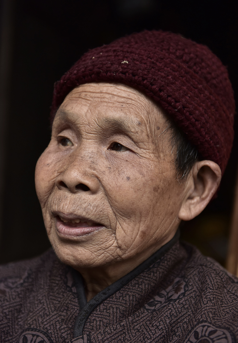 土家阿婆人像