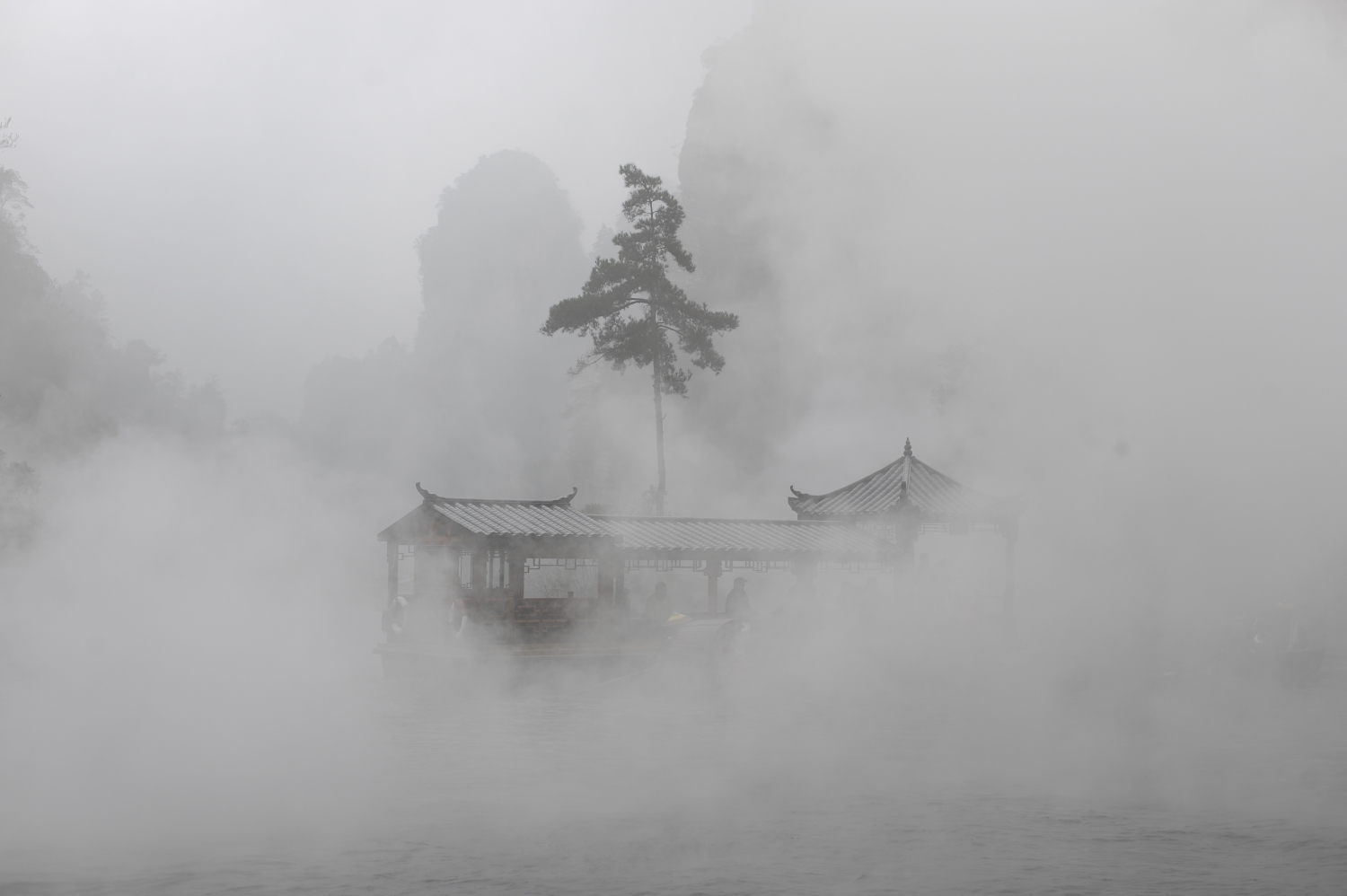 雾锁宝峰湖