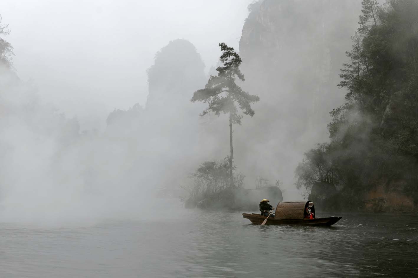晨雾中宝峰湖
