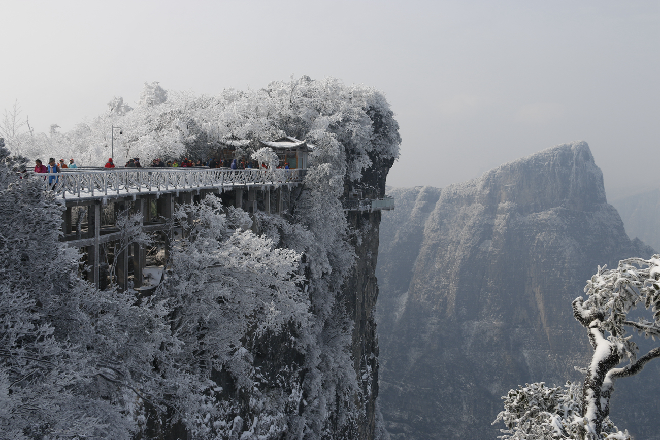 春季，我来天门山观雪景