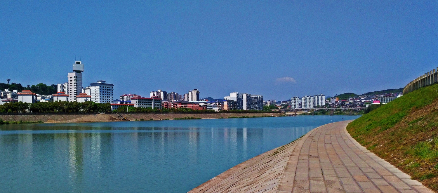 一段河堤一座桥