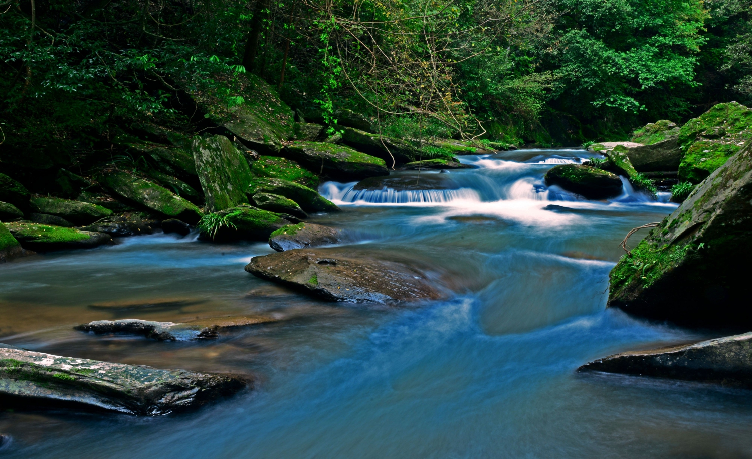 山青水碧