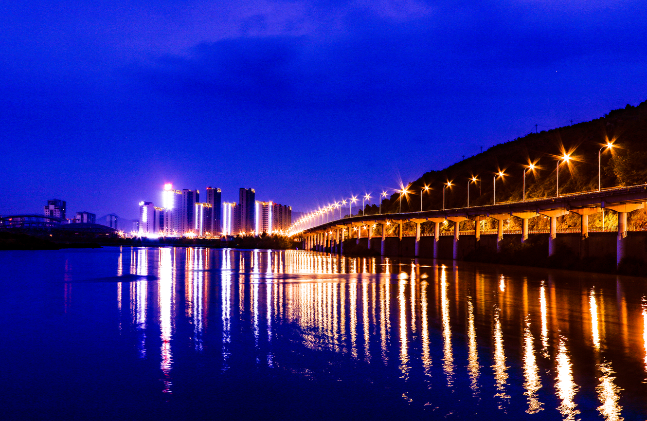 夜幕前的高架桥