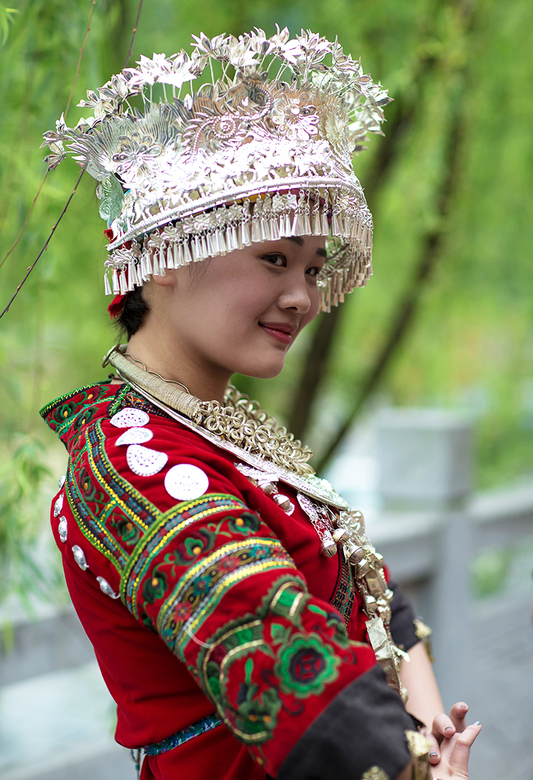 苗   女