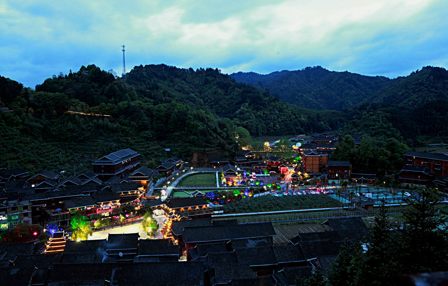 华灯初上侗寨夜