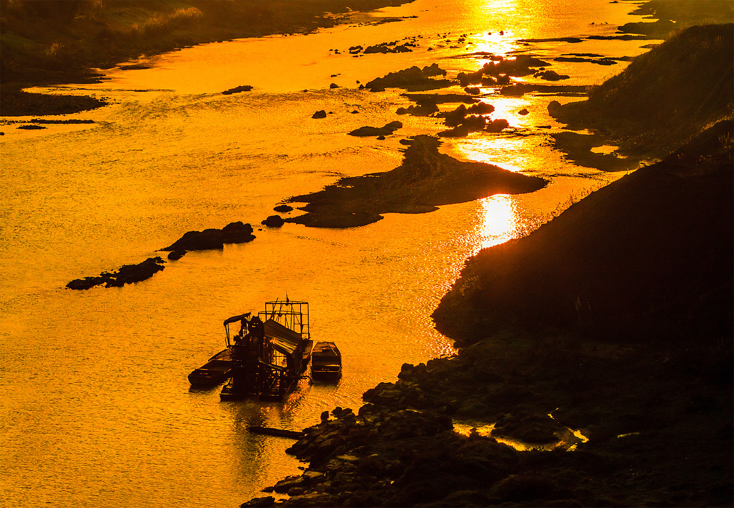 霞光洒向黄金道