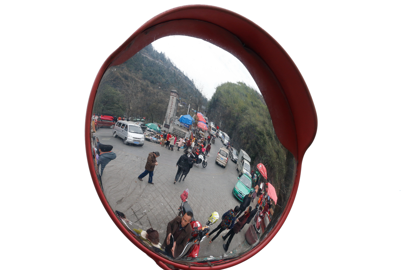 观矮寨大桥入口