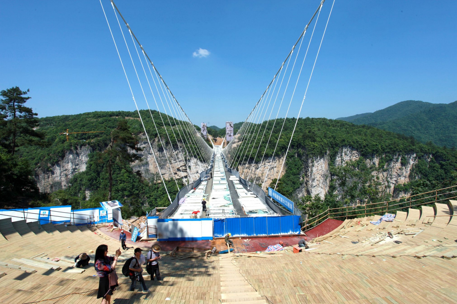 建设中的玻璃大桥