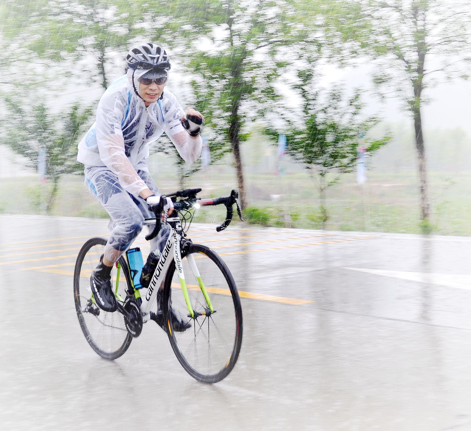 雨中拼搏