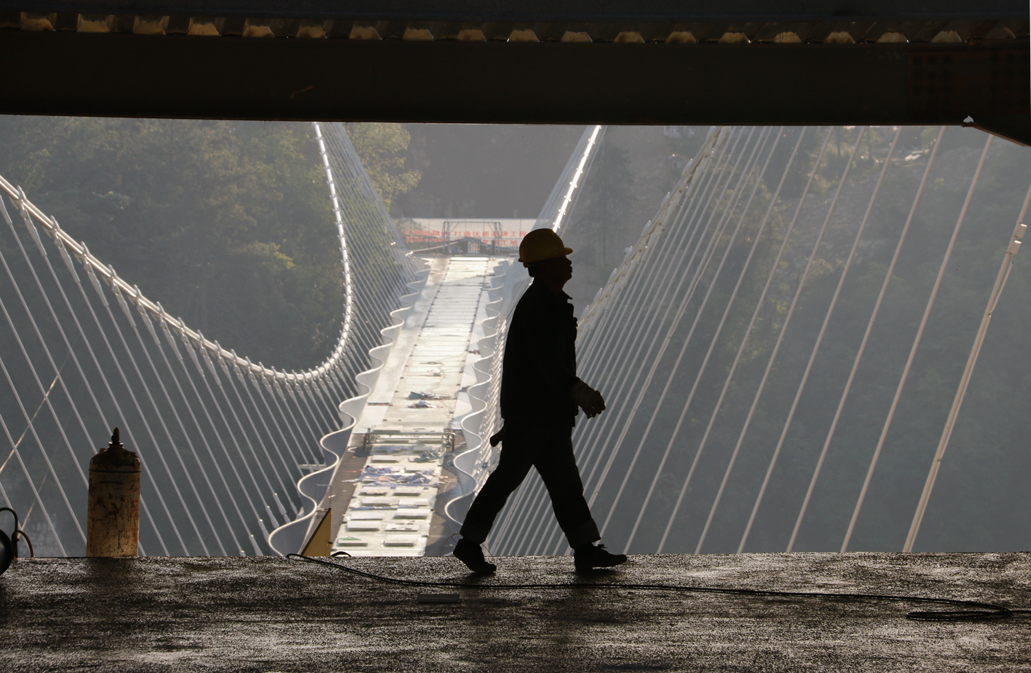 玻璃桥建设的施工者们5