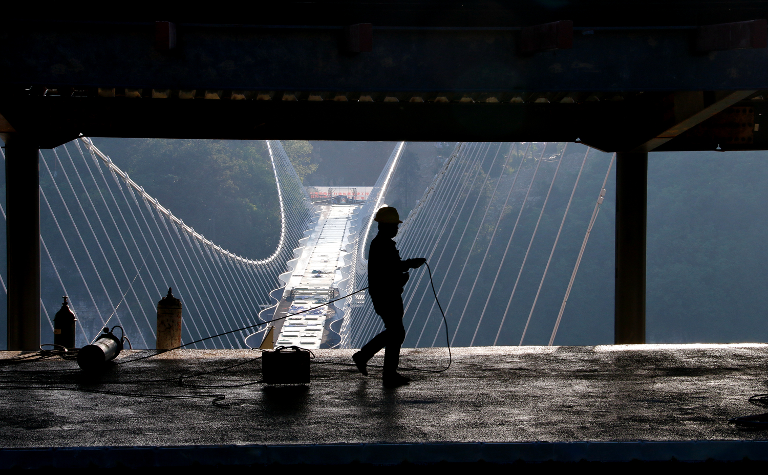 玻璃桥建设的施工者们2