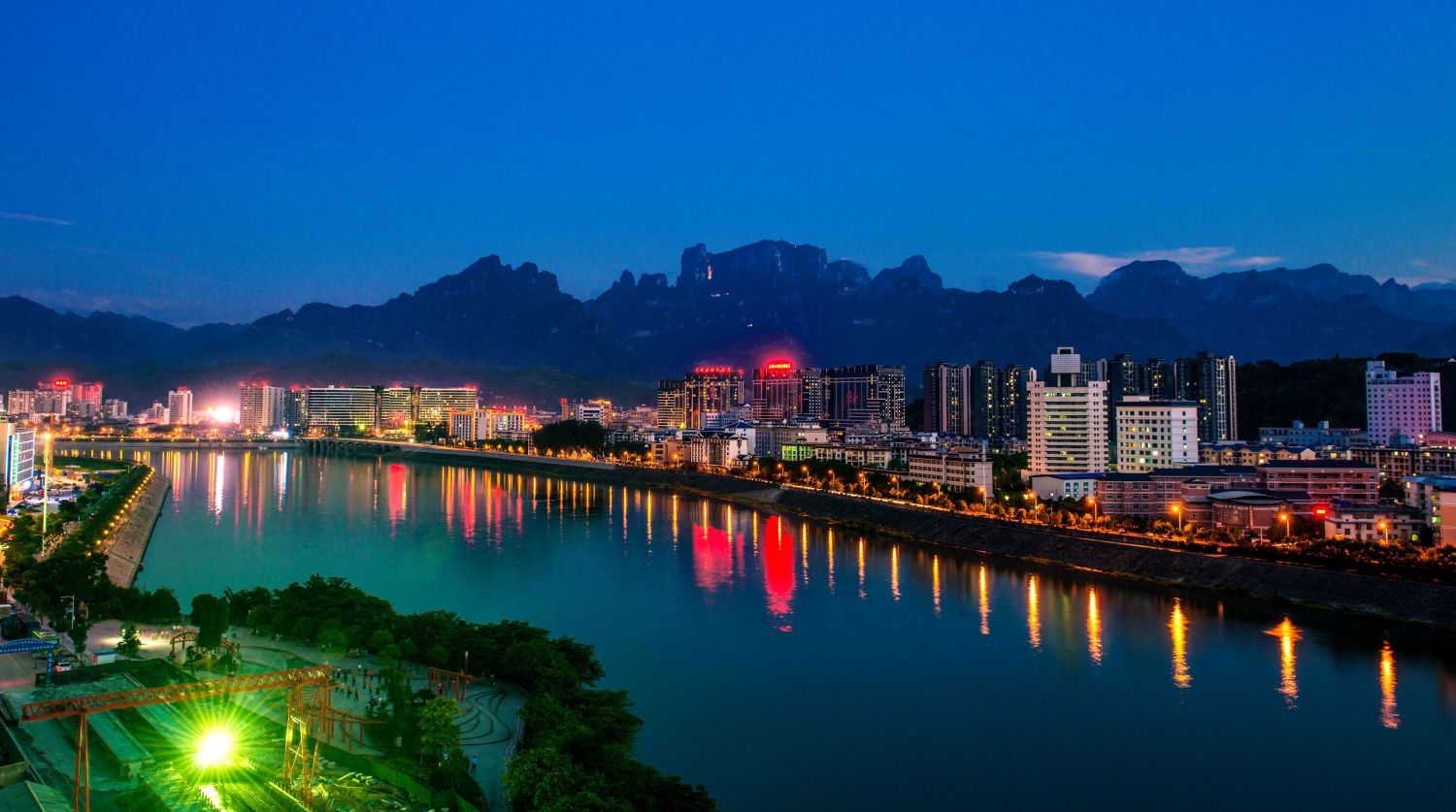 滨河夜色
