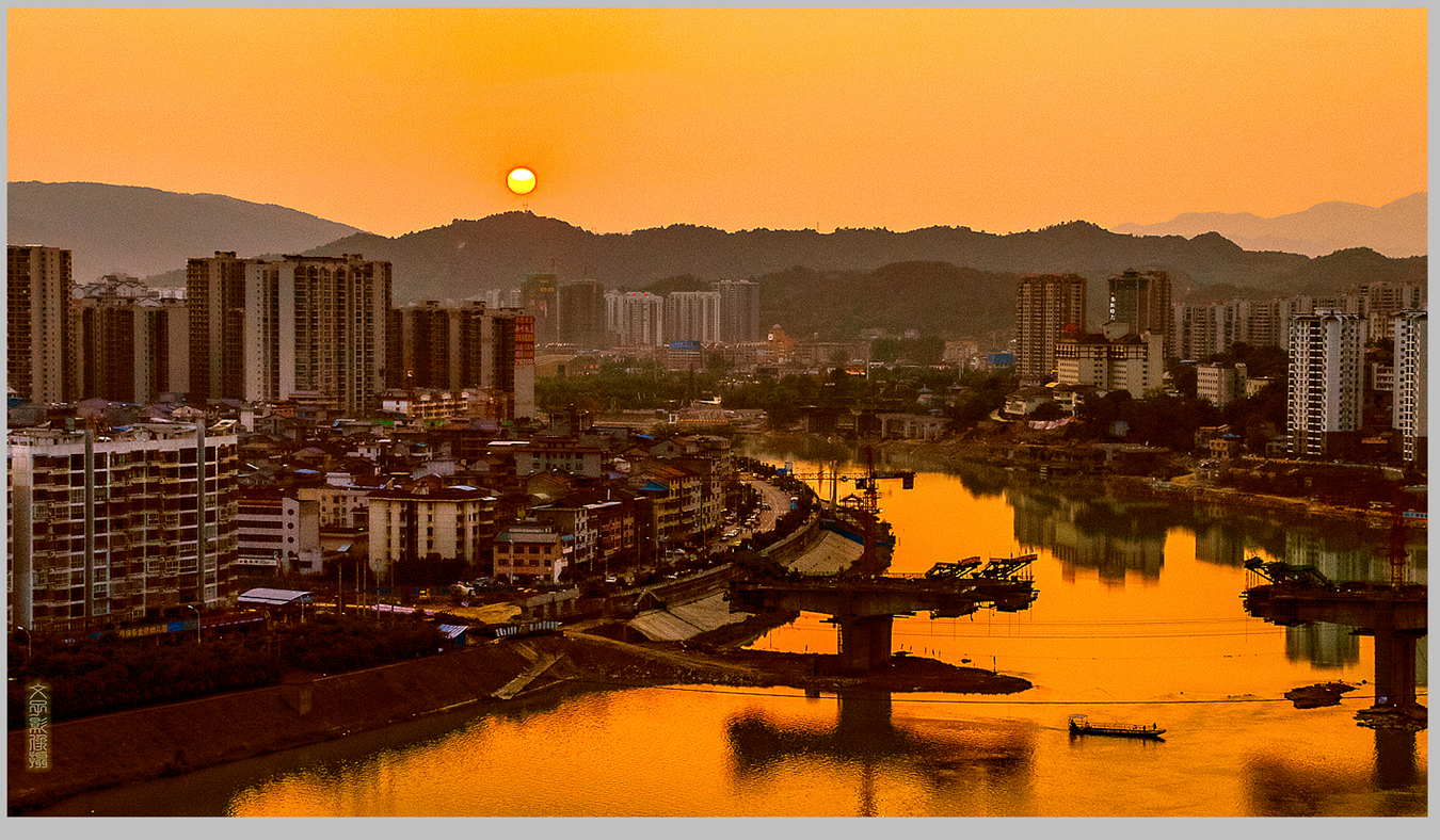 彩霞铺满澧水河