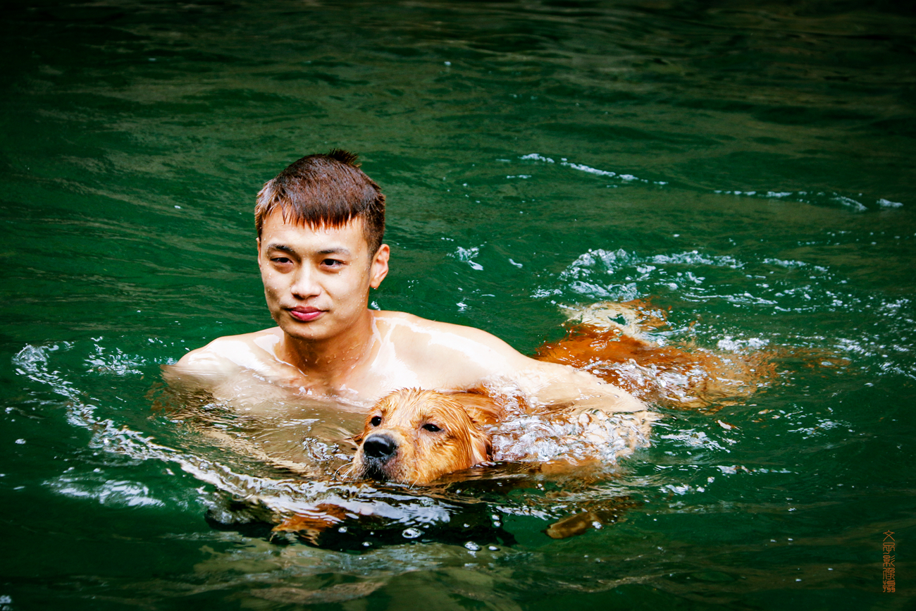 与狗有故事的年轻人