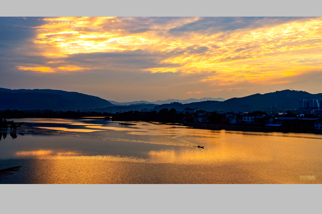 澧水河上一小舟