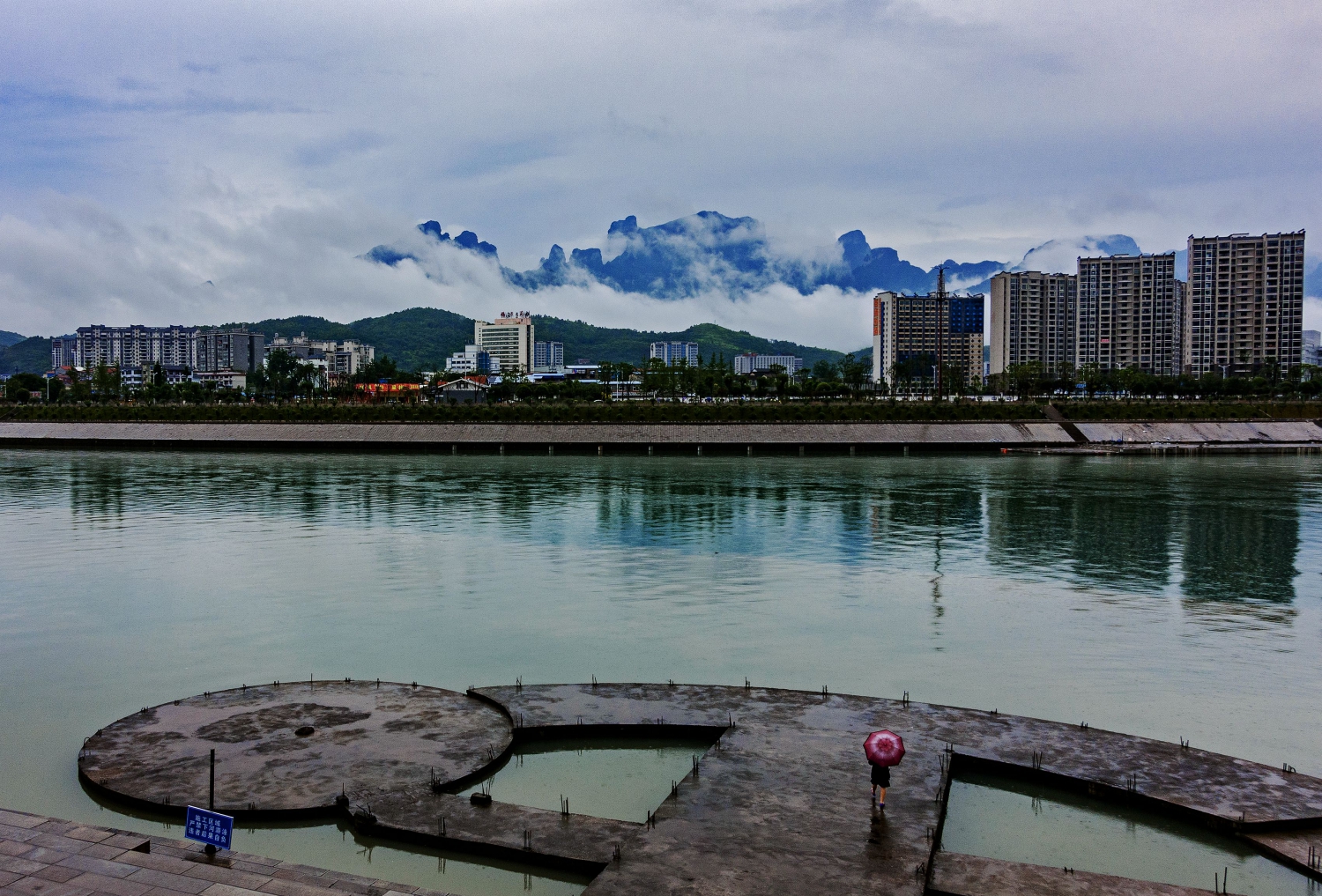 雨后观天门