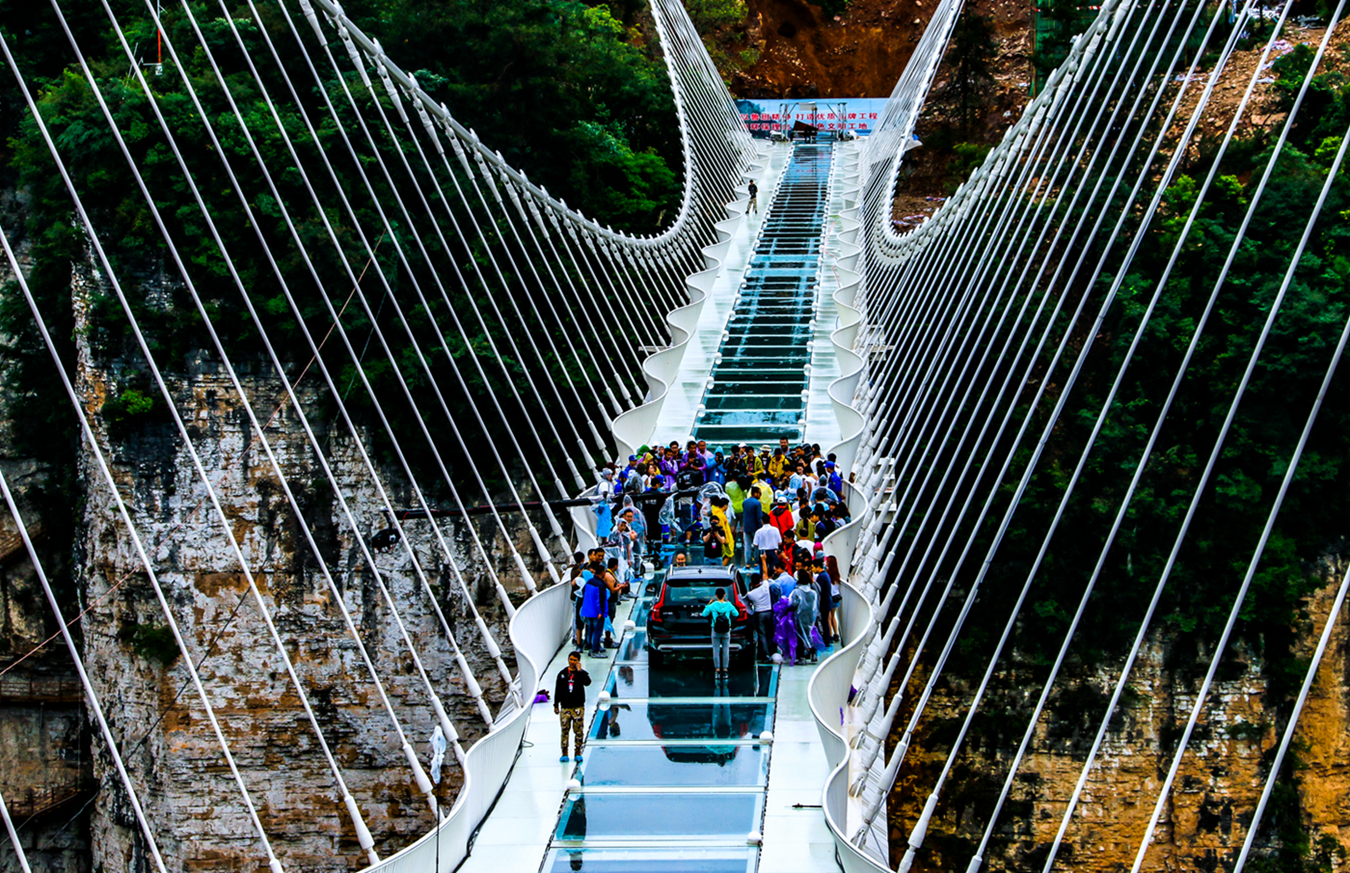 都市主持人驾车上玻璃桥