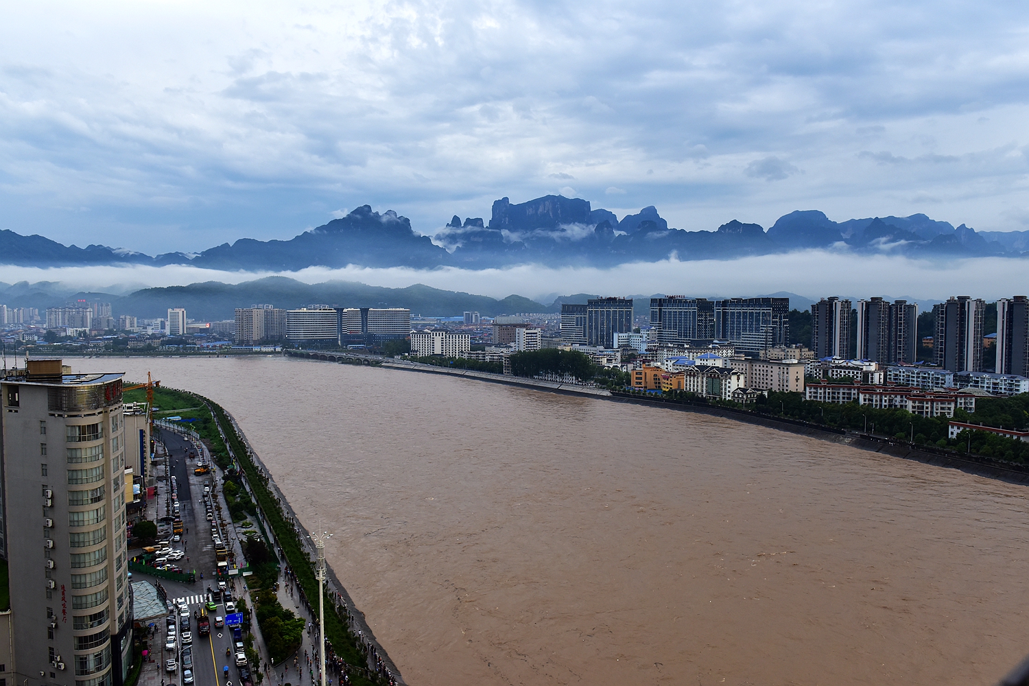 雨后天门俏