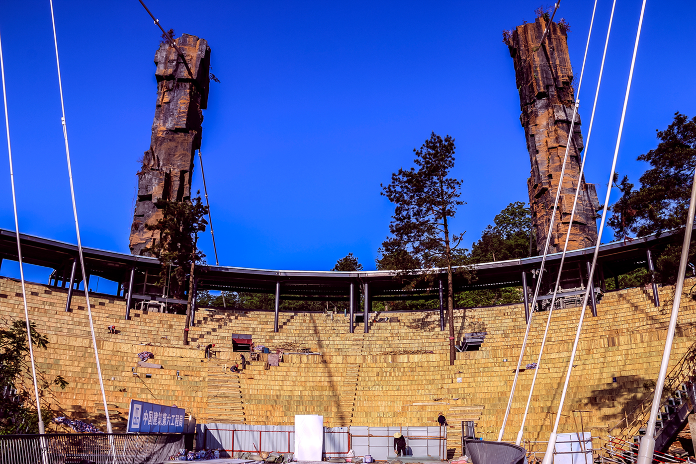 玻璃桥建设中的观望台