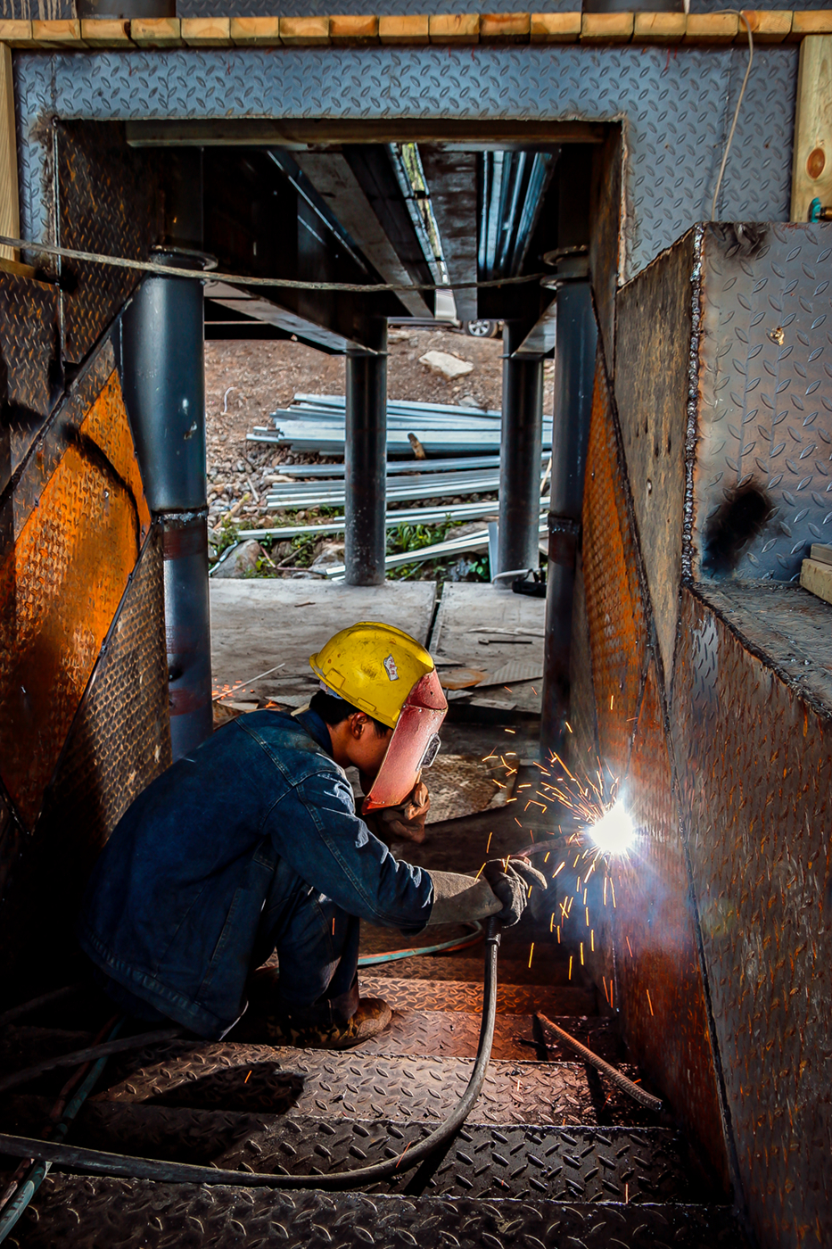 建设玻璃大桥的施工者