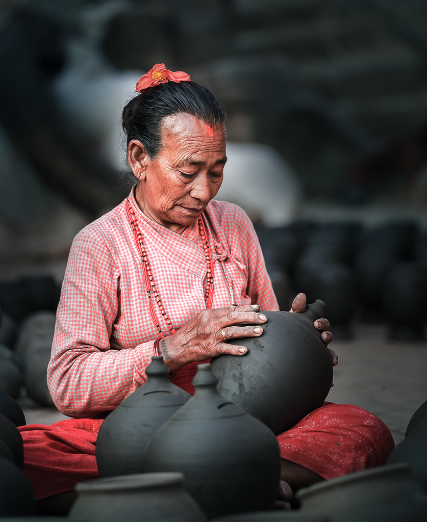 制陶妇人（行摄尼泊尔）