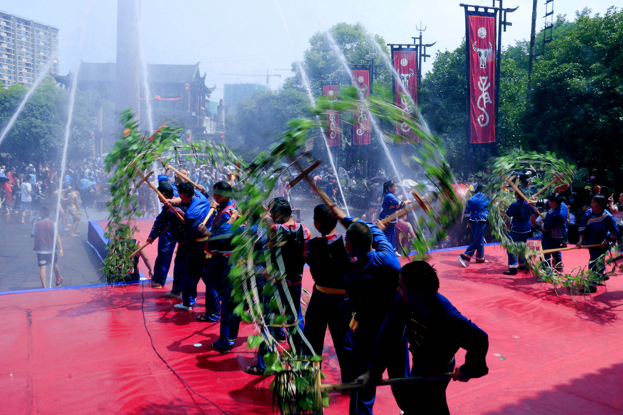 欢乐”六月六"草龙舞