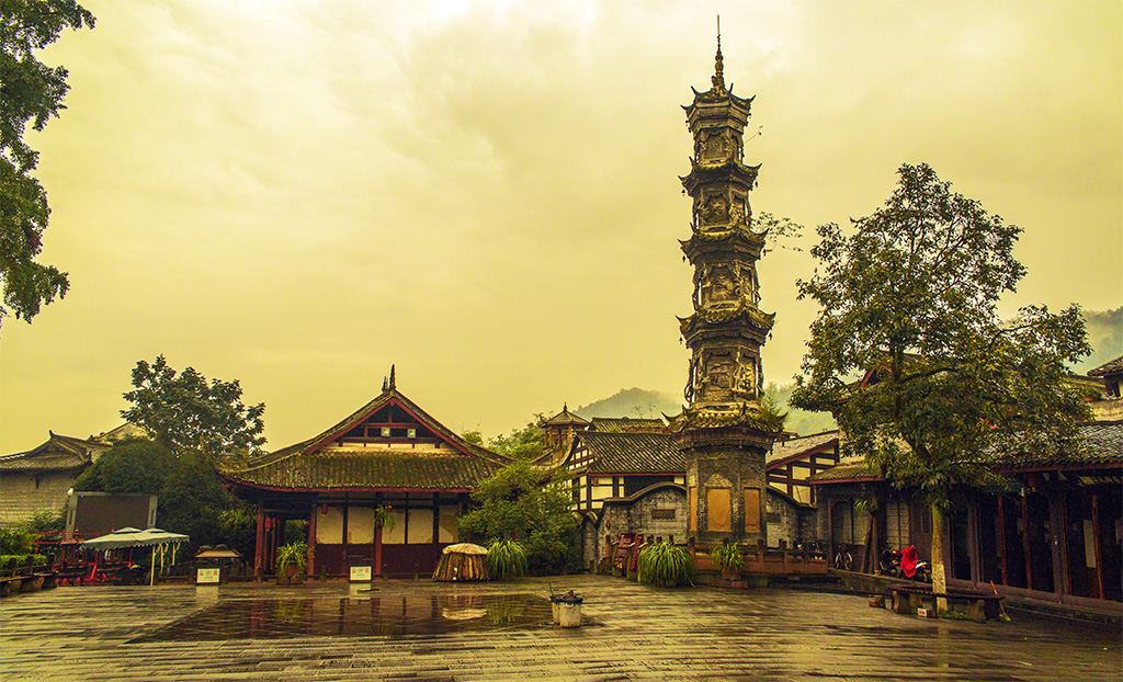雨后街子古镇一角(清代字库塔广场)