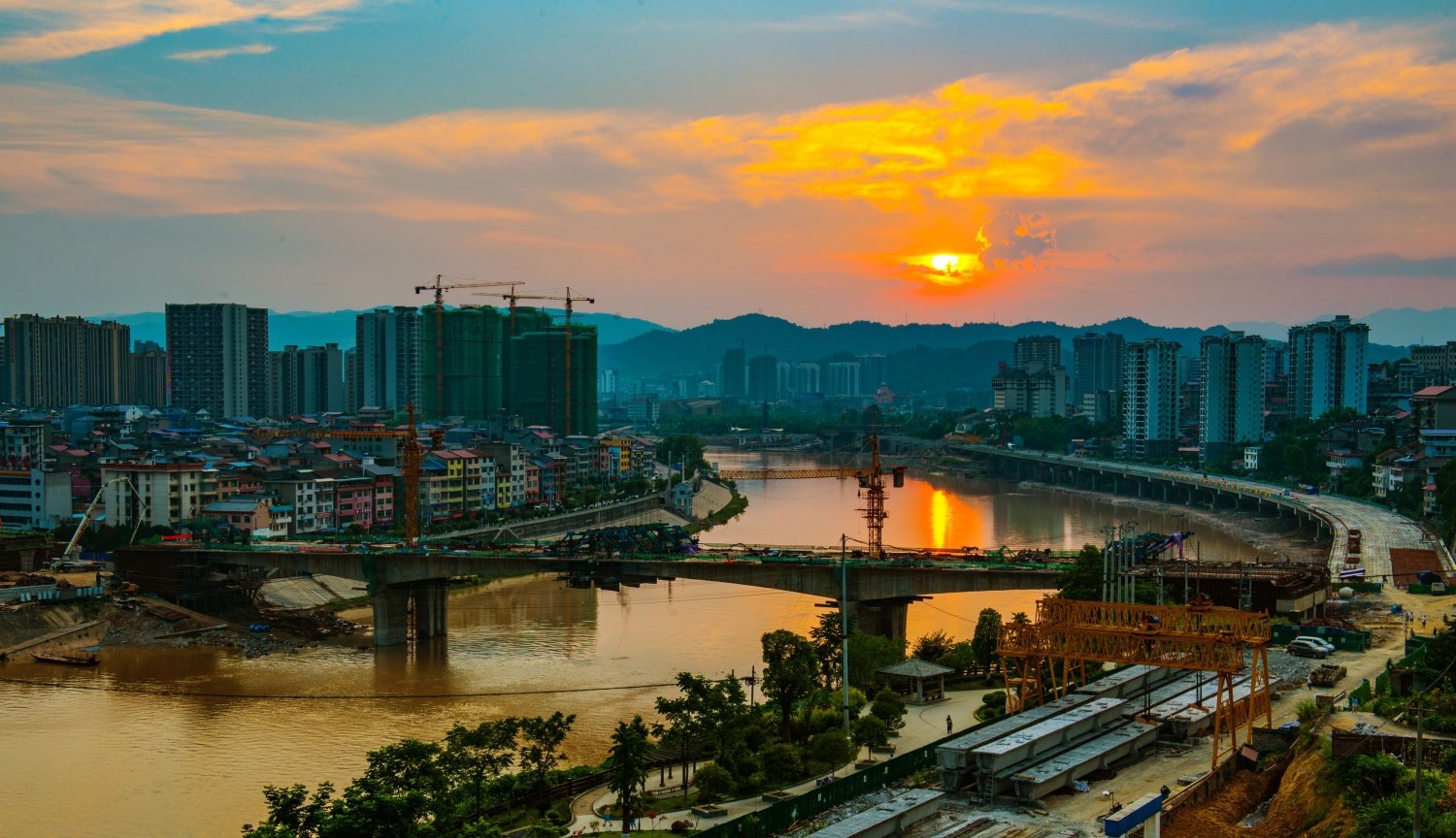 不断变化的大桥风景