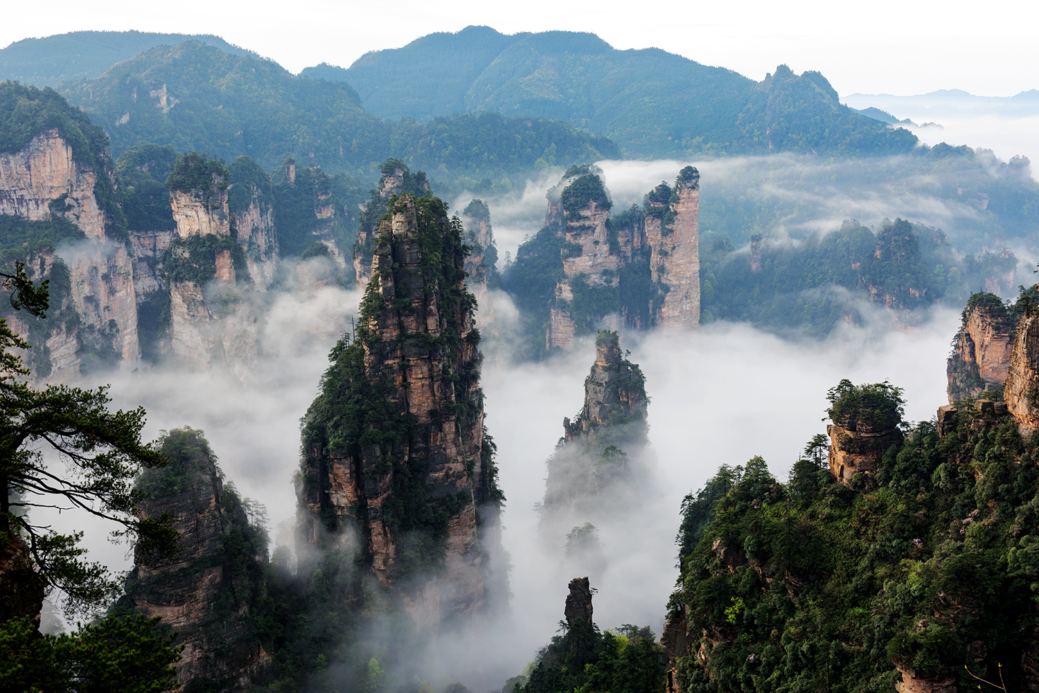 雾绕群峰